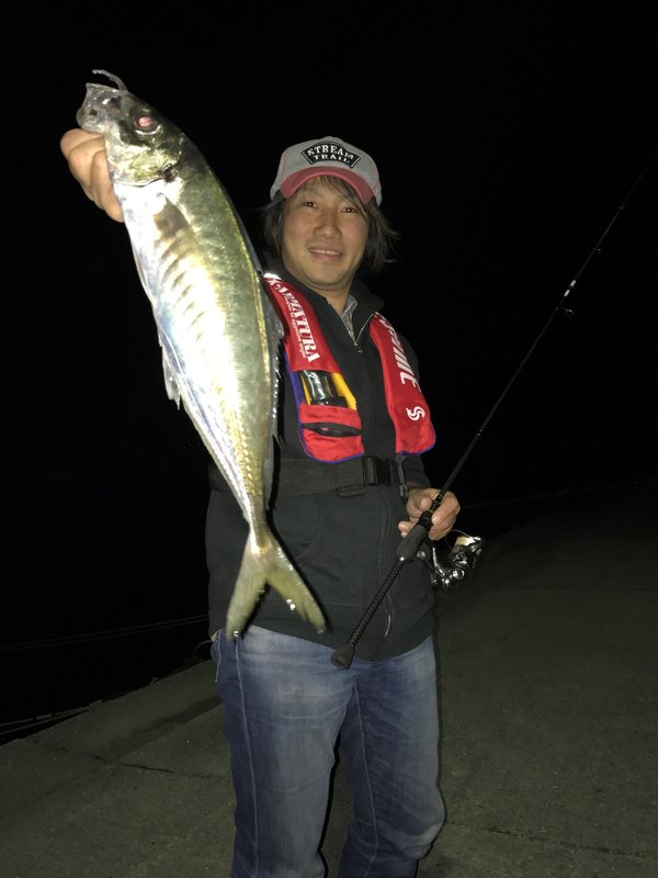 アジを持つ岩本 憲司