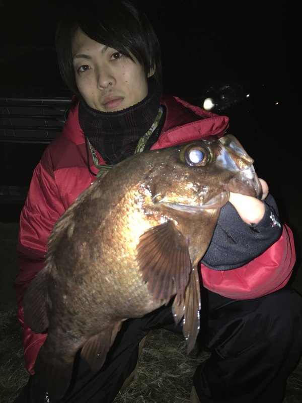 メバルを持つ田中 庸平