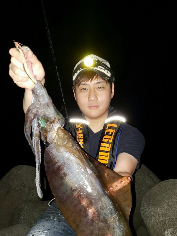 アオリイカを持つ三野 浩輝